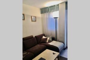 salon z kanapą i stołem w obiekcie Duplex a pie de playa con piscina y tenis w mieście Tobes