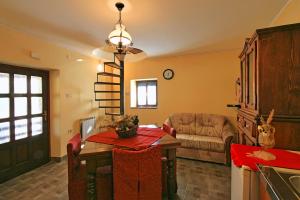 een woonkamer met een tafel en een bank bij Apartments Bazjak in Livade
