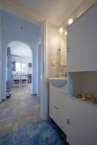 Phòng tắm tại Molos Sea View House - Paros Greece
