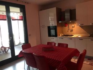 cocina con mesa y mantel rojo en La maison de Medea, en Pulsano