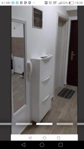 スコピエにあるEast gate apartment studioのバスルーム(鏡、白いキャビネット付) +4枚の写真