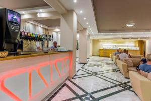 カラマキにあるRoseland Hotelのロビー(バー、椅子付)