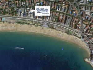 una vista aérea de la playa y un cartel en Rentalmar Atlantida Apartamentos, en Salou
