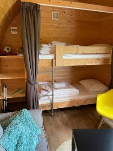 Bunk bed o mga bunk bed sa kuwarto sa Woodlodge Menaldum