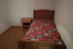 a bed with a red quilt on it in a room at Casa da Charneca da Caparica in Charneca