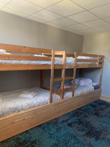 Postel nebo postele na pokoji v ubytování Hôtel l'Équipe