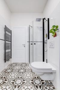 y baño blanco con aseo y ducha. en Design Pension Twenty 20 en Poděbrady