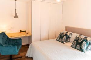 Schlafzimmer mit einem Bett, einem Schreibtisch und einem Stuhl in der Unterkunft Casitas de Madera O Loureiro in Noya