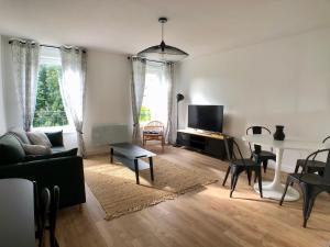 TV a/nebo společenská místnost v ubytování Superbe appartement rénové et tout confort à Brest