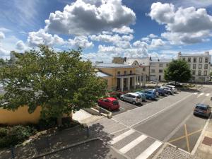 una strada cittadina con auto parcheggiate in un parcheggio di Superbe appartement rénové et tout confort à Brest a Brest