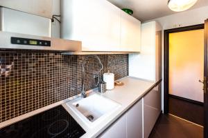 a kitchen with a sink and a counter top at La Nueve Suite in Braşov