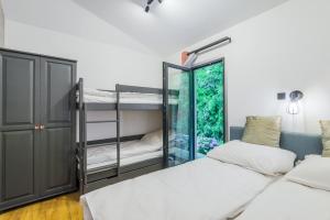 two bunk beds in a room with a window at Willa Stodoła in Nowy Dwór Gdański