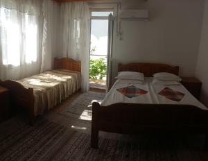 エフォリエ・スドにあるVila CasaCarpのベッドルーム1室(ベッド2台、窓付)