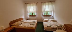Postel nebo postele na pokoji v ubytování Horské ubytování Královský dvůr na Bílém potoce