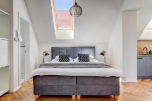 um quarto com uma cama grande e uma janela em Design Pension Twenty 20 em Poděbrady