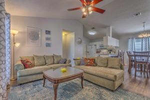 uma sala de estar com um sofá e uma mesa em Cozy Pensacola Home with Yard 10 Mi to Dtwn! em Pensacola