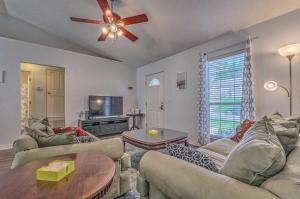 un soggiorno con divani e ventilatore a soffitto di Home 10 Mi to Downtown Pensacola Pets Welcome! a Pensacola