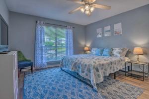 En eller flere senge i et værelse på Cozy Pensacola Home with Yard 10 Mi to Dtwn!