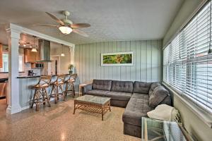 sala de estar con sofá y mesa en Charming Port Orange Home - Walk to Beach!, en Port Orange