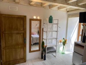 Casa Rural Mugarri في Poveña: غرفة نوم مع سرير بطابقين ومرآة