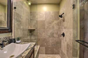 un bagno con lavandino e doccia di Provo Canyon Cabin Treehouse with Mountain Views a Sundance Altre 25 foto