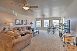 ein Wohnzimmer mit einem Sofa, einem Tisch und Stühlen in der Unterkunft Havasu Condo with View of Lake and London Bridge! in Lake Havasu City