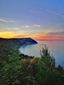 una vista de una playa con la puesta de sol en el fondo en Fior di Loto, en Ancona