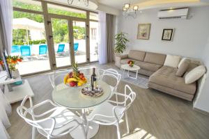 Imagen de la galería de Verbalj apartment with swimming pool, en Kotor