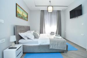 Televiisor ja/või meelelahutuskeskus majutusasutuses Verbalj apartment with swimming pool