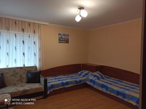 um quarto com uma cama, um sofá e uma janela em Къща за гости Феникс em Shabla