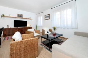 羅維尼的住宿－Villetta Istriana，带沙发和电视的客厅