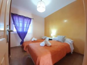 Una cama o camas en una habitación de Biltmore ático luxury
