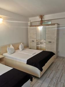 Een bed of bedden in een kamer bij BIANCA Studio Eforie Nord