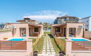 Blick auf ein Haus mit zwei Pools in der Unterkunft SALVE holiday houses in Paralia Katerinis
