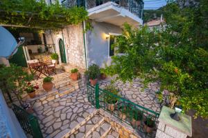 an overhead view of a patio with potted plants at Filippa's Katoi in Drymon