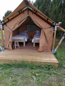 namiot z 2 łóżkami na drewnianym tarasie w obiekcie FERME DU CAROIRE w mieście Azay-le-Ferron