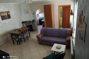 uma sala de estar com um sofá e uma mesa em B&B Casa Vacanze Al Casale em Sasso di Castalda