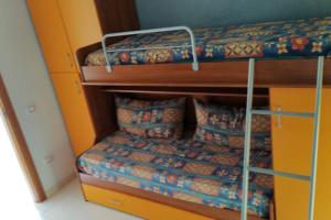 2 beliches num pequeno quarto com uma cama em B&B Casa Vacanze Al Casale em Sasso di Castalda