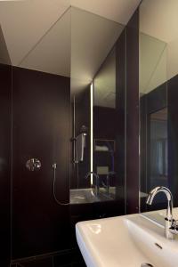 een badkamer met een wastafel en een spiegel bij Aradira in Kappl