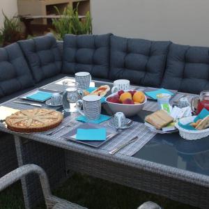 un tavolo con un buffet di cibo sopra di Costeras a Càbras