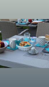 un tavolo con un piatto di cibo sopra di Costeras a Càbras
