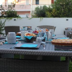 un tavolo da picnic con cibo sopra di Costeras a Càbras