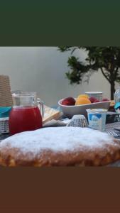 una mesa con un plato de comida y un bol de fruta en Costeras, en Cabras