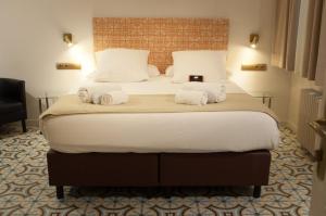 a hotel room with a bed and a lamp at Mihlton Barcelona Boutique B&B in Barcelona