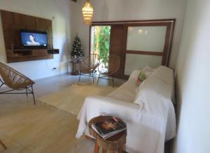 Una sala de estar con un sofá y un árbol de Navidad. en Concept House Caraiva, en Caraíva