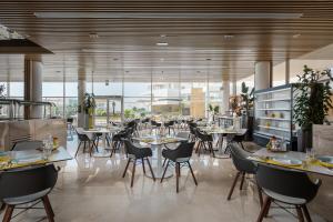 A restaurant or other place to eat at The G Hotel Seashell