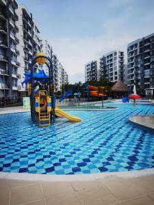 a playground in the middle of a swimming pool at Apartamento en Ricaurte Peñazul la Morada in Ricaurte