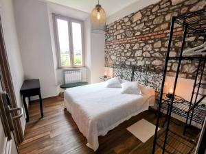 A bed or beds in a room at La Luna dei Medici