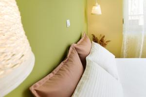 A bed or beds in a room at Villa Pines