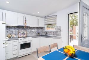 A kitchen or kitchenette at Villa Pines